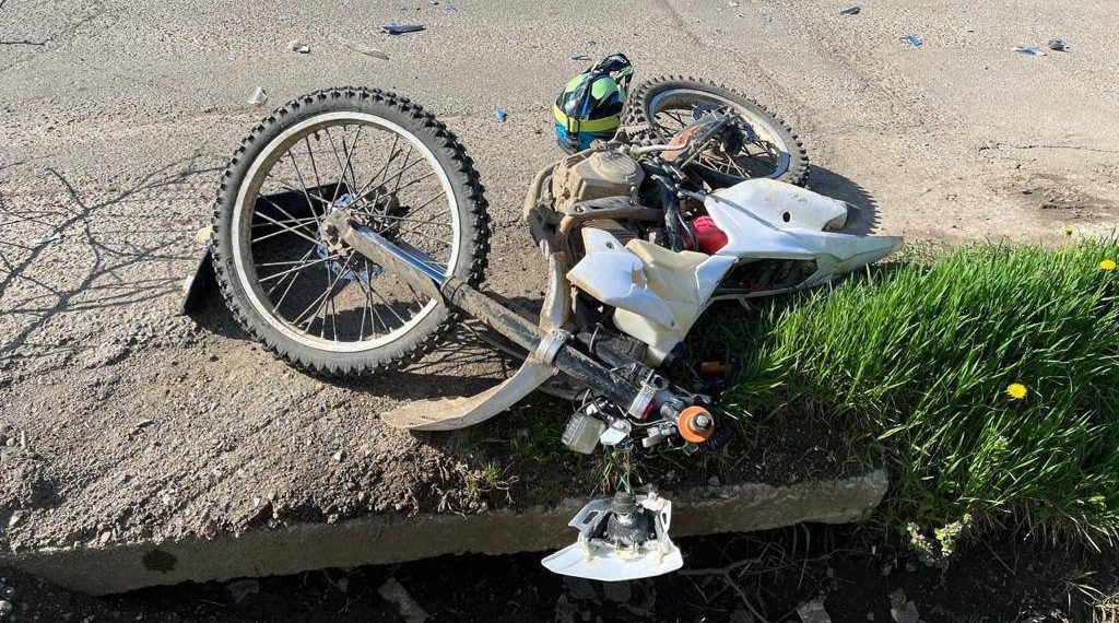 На Кубани легковушка сбила 14-летнего подростка на мотоцикле