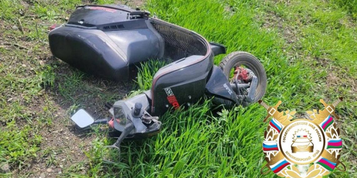 На Кубани водитель скутера без прав устроил ДТП и сам же пострадал