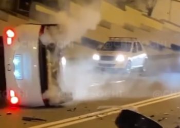 В Сочи Mazda врезалась в водовоз и опрокинулась: пострадал водитель