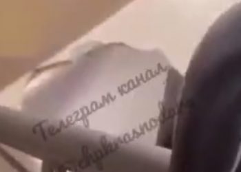 В Краснодаре человек упал на будку консьержа и разбил ее