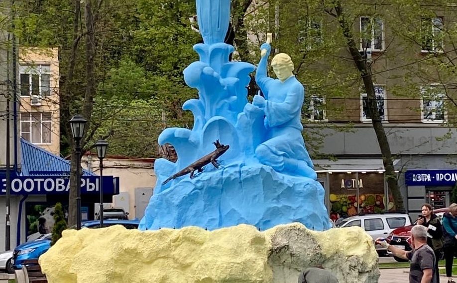 На Кубани разгорается скандал вокруг туапсинского фонтана «Каменный цветок», окрашенного в желтый цвет