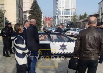 Возле здания администрации Кубани неизвестные припарковали «полицейскую» машину