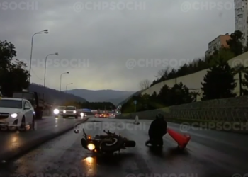 В Сочи дорожный барьер восстал против скутериста