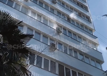 Горячий источник забил в одной из сочинских квартир и залил балконы на нижних этажах