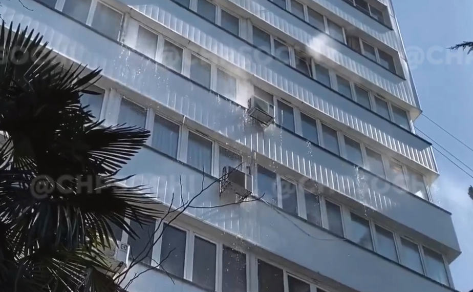 Горячий источник забил в одной из сочинских квартир и залил балконы на нижних этажах