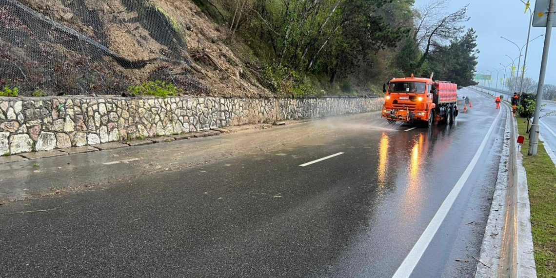В Сочи расчистили дорогу от селя
