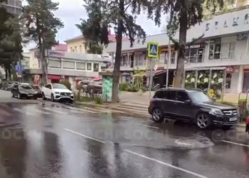 В Сочи дорогу залило фекалиями