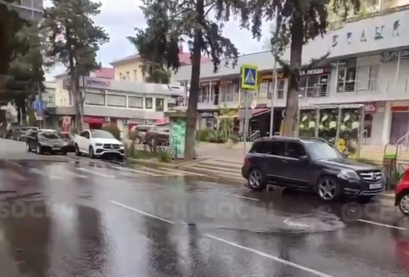 В Сочи дорогу залило фекалиями