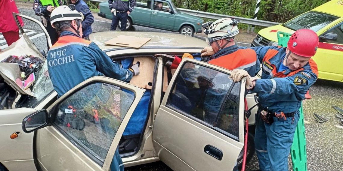 В Сочи мусоровоз раздавил иномарку, в которой находились школьник и женщина