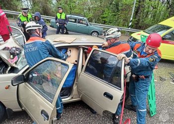 В Сочи мусоровоз раздавил иномарку, в которой находились школьник и женщина
