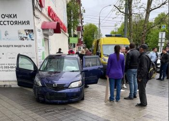 Появилось видео, как водитель «Мазды» на тротуаре сбила женщину-пешехода в центре Краснодара
