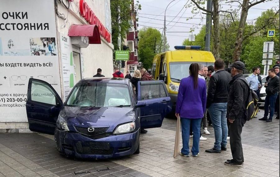 Появилось видео, как водитель «Мазды» на тротуаре сбила женщину-пешехода в центре Краснодара