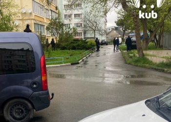 На Кубани пятимесячная девочка разбилась насмерть, выпав с 9 этажа из рук сестры