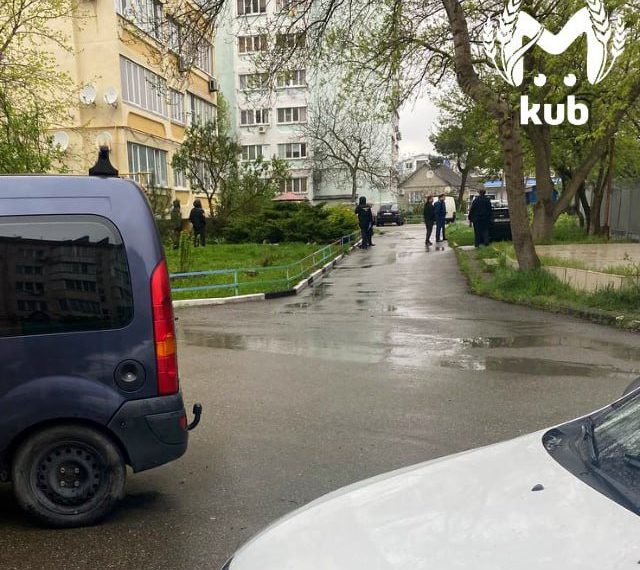 На Кубани пятимесячная девочка разбилась насмерть, выпав с 9 этажа из рук сестры