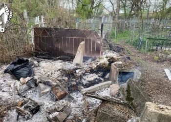 В Крымске сжигают мусор прямо на могилах