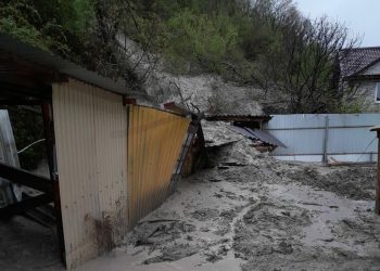 На Кубани жители боятся, что их дом снесет оползень