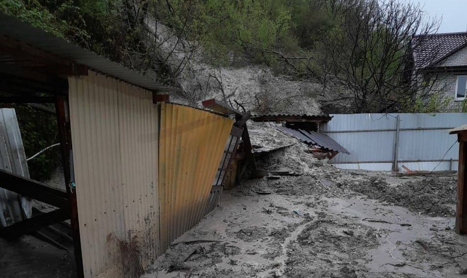 На Кубани жители боятся, что их дом снесет оползень