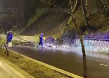 В Сочи оползень сошел прямо на дорогу