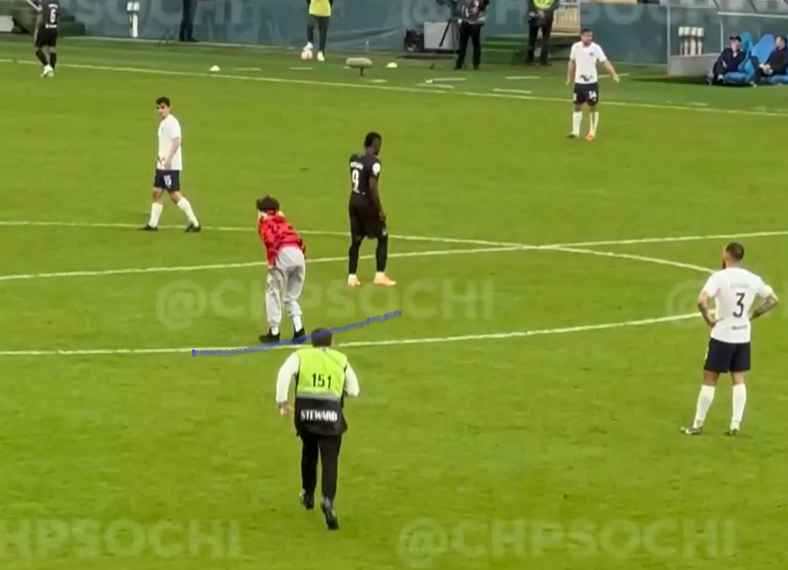 Во время футбольного матча между «Сочи» и «Краснодаром» на поле выбежал неизвестный парень