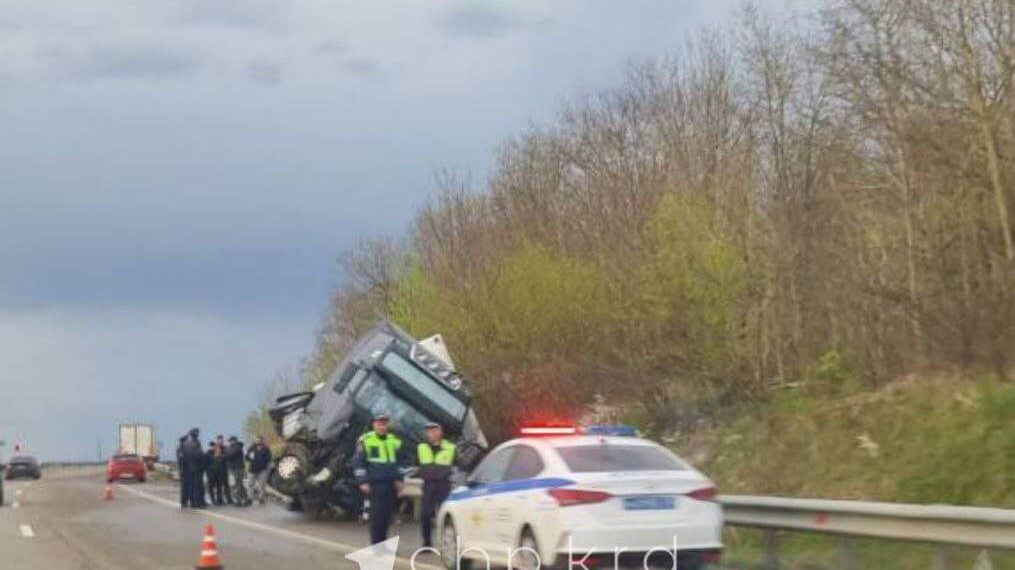 На Кубани опрокинулся грузовик: пострадал водитель
