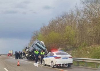 На Кубани опрокинулся грузовик: пострадал водитель
