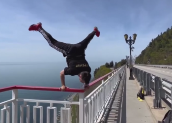 В Сочи парень из-за лайков встал вверх ногами на ограждение Зубовского моста