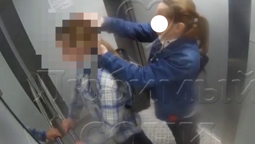 В Краснодаре утром 17 апреля мама избила дочку в лифте за распущенные волосы