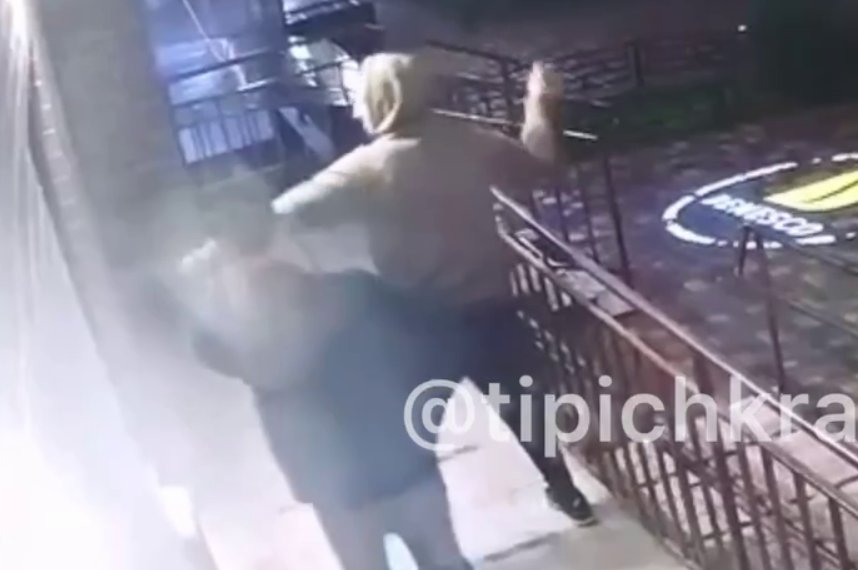 «Ходили по этажам и дергали ручки квартир»: в Краснодаре неизвестные ночью переполошили целый подъезд