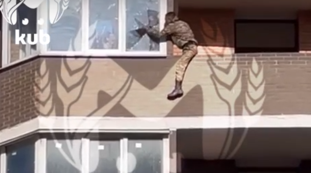 В Краснодаре отвергнутый муж с ножом через балкон пытался проникнуть в квартиру с тремя детьми