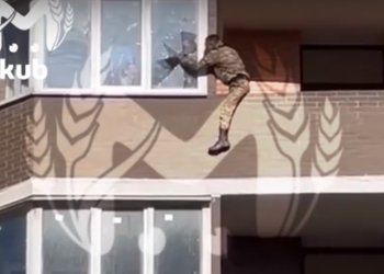 В Краснодаре отвергнутый муж с ножом через балкон пытался проникнуть в квартиру с тремя детьми