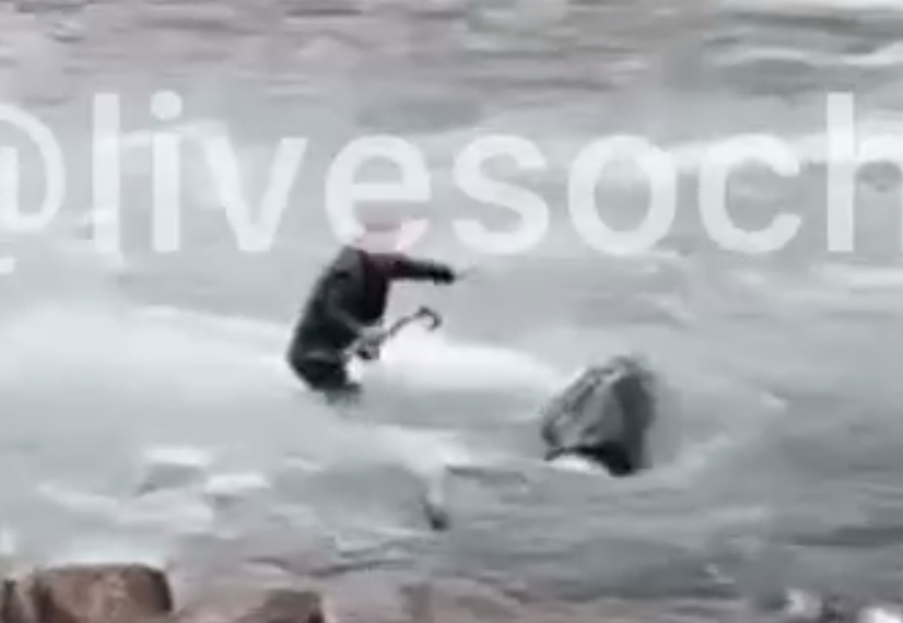 В Красной Поляне Сочи заметили мужчину, ходившего с молотом Тора по дну Мзымты