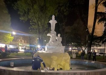 В Туапсе ночью перекрасили скандально окрашенный в цвета украинского флага фонтан «Каменный цветок»