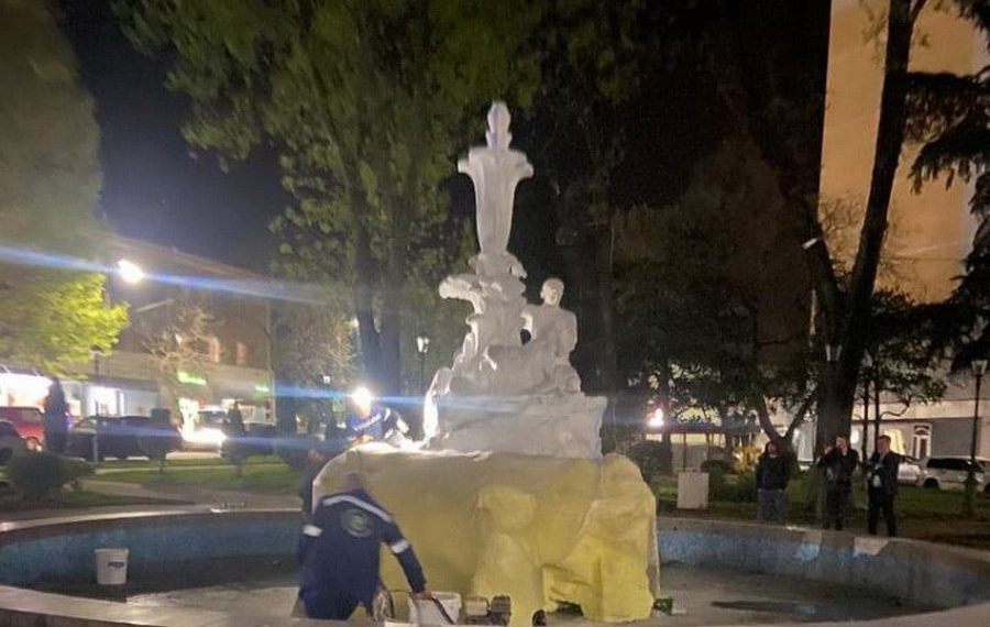 В Туапсе ночью перекрасили скандально окрашенный в цвета украинского флага фонтан «Каменный цветок»