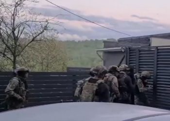 В Сочи уралец поссорился с соседкой и начал стрелять в ее дверь