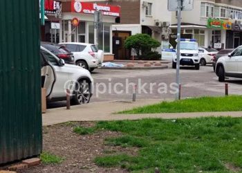 В Краснодаре из окна «Дома с кораблем» утром 21 апреля выпала и разбилась насмерть девушка