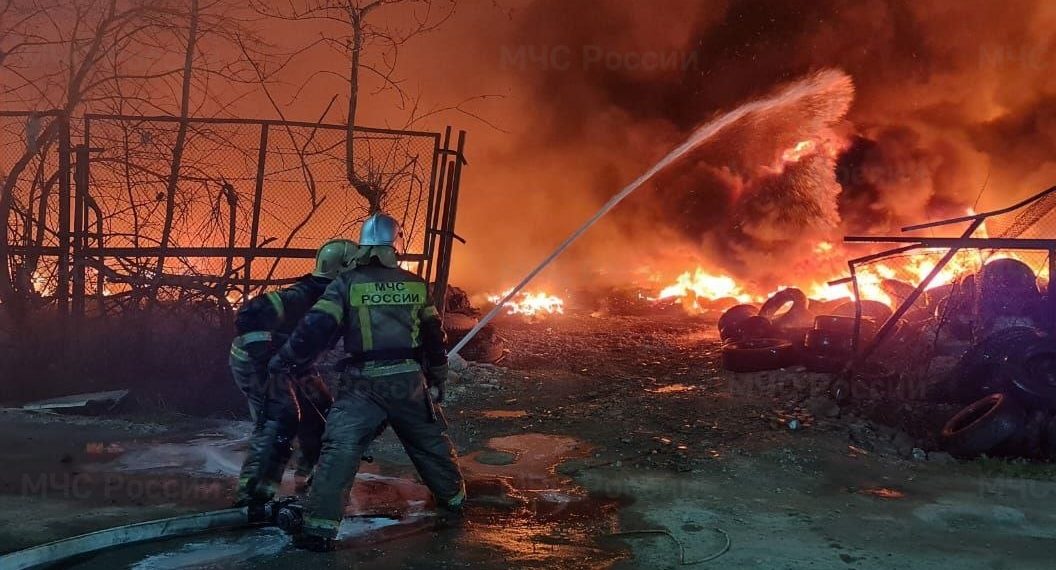В Краснодаре 91 человек тушил горящий склад покрышек