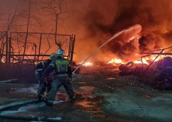 В Краснодаре 91 человек тушил горящий склад покрышек