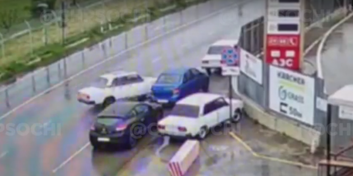 В Сочи повредивший две машины водитель ВАЗа уронил на месте ДТП госномер