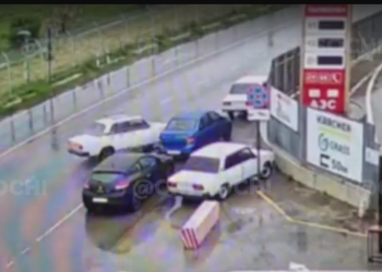 В Сочи повредивший две машины водитель ВАЗа уронил на месте ДТП госномер