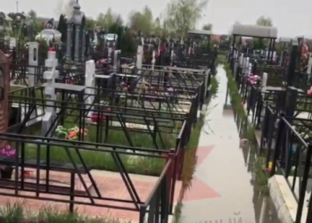 На Кубани кладбище в хуторе Ленина вновь ушло под воду