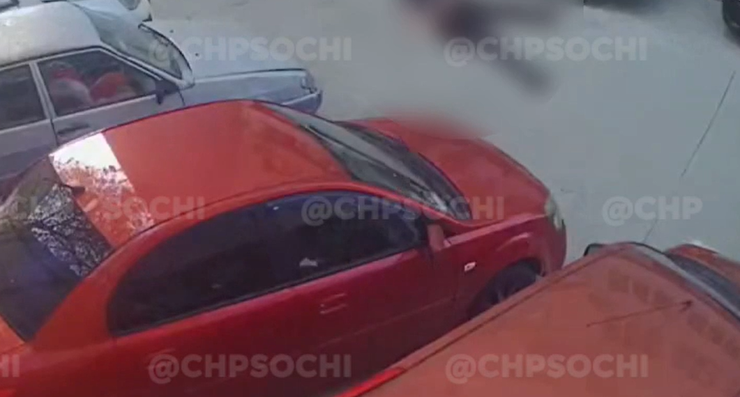 В Адлерском районе Сочи из окна многоэтажки выпал и разбился насмерть 41-летний мужчина