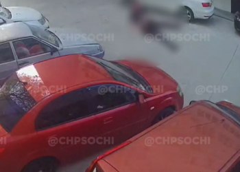 В Адлерском районе Сочи из окна многоэтажки выпал и разбился насмерть 41-летний мужчина