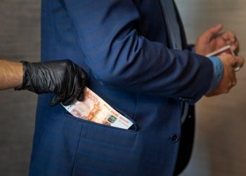 В Сочи полицейского, спасшего жильцов из горящего дома, из-за взятки в 50 тыс. рублей ожидает суд