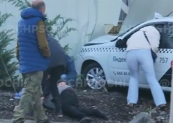 В Сочи скончался 54-летний таксист, протаранивший металлический столб