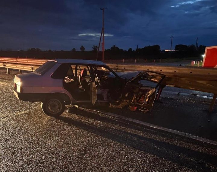В Адыгее ВАЗ врезался в ограждение: погиб водитель