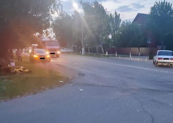 На Кубани мотоциклист без прав врезался в «семерку» и попал в больницу