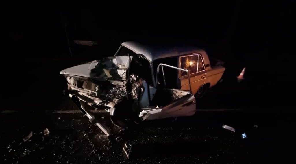 На Кубани водитель «шестерки» врезался в фуру и попал в больницу