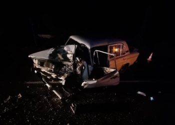 На Кубани водитель «шестерки» врезался в фуру и попал в больницу