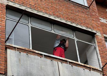 После падения БПЛА в доме на Гаражной в Краснодаре устанавливают новые окна