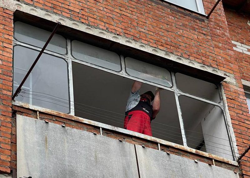 После падения БПЛА в доме на Гаражной в Краснодаре устанавливают новые окна